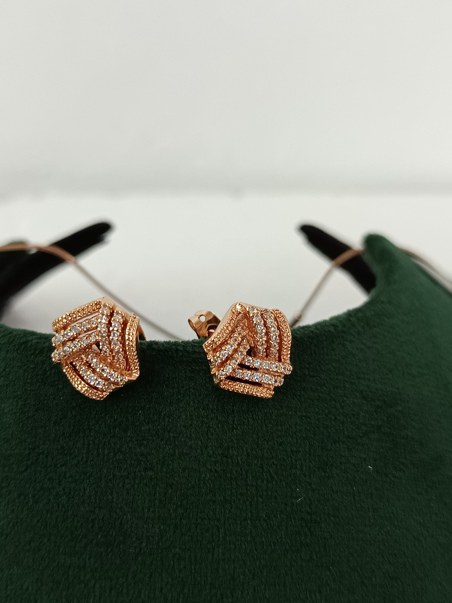 "Twinkling Rose Gold Harmony: Woven Pendant Necklace Set"