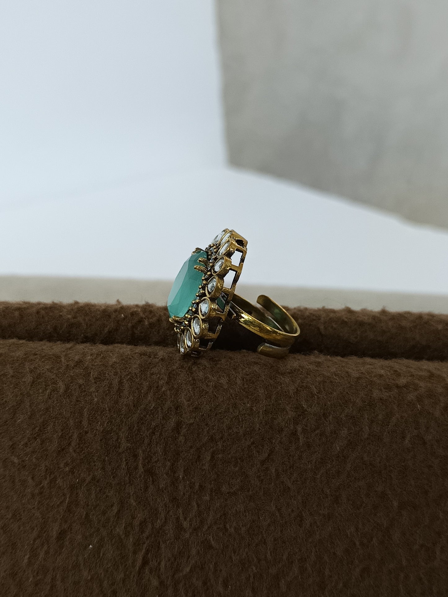 Regal Bloom – Antique Kundan Gemstone Finger Ring