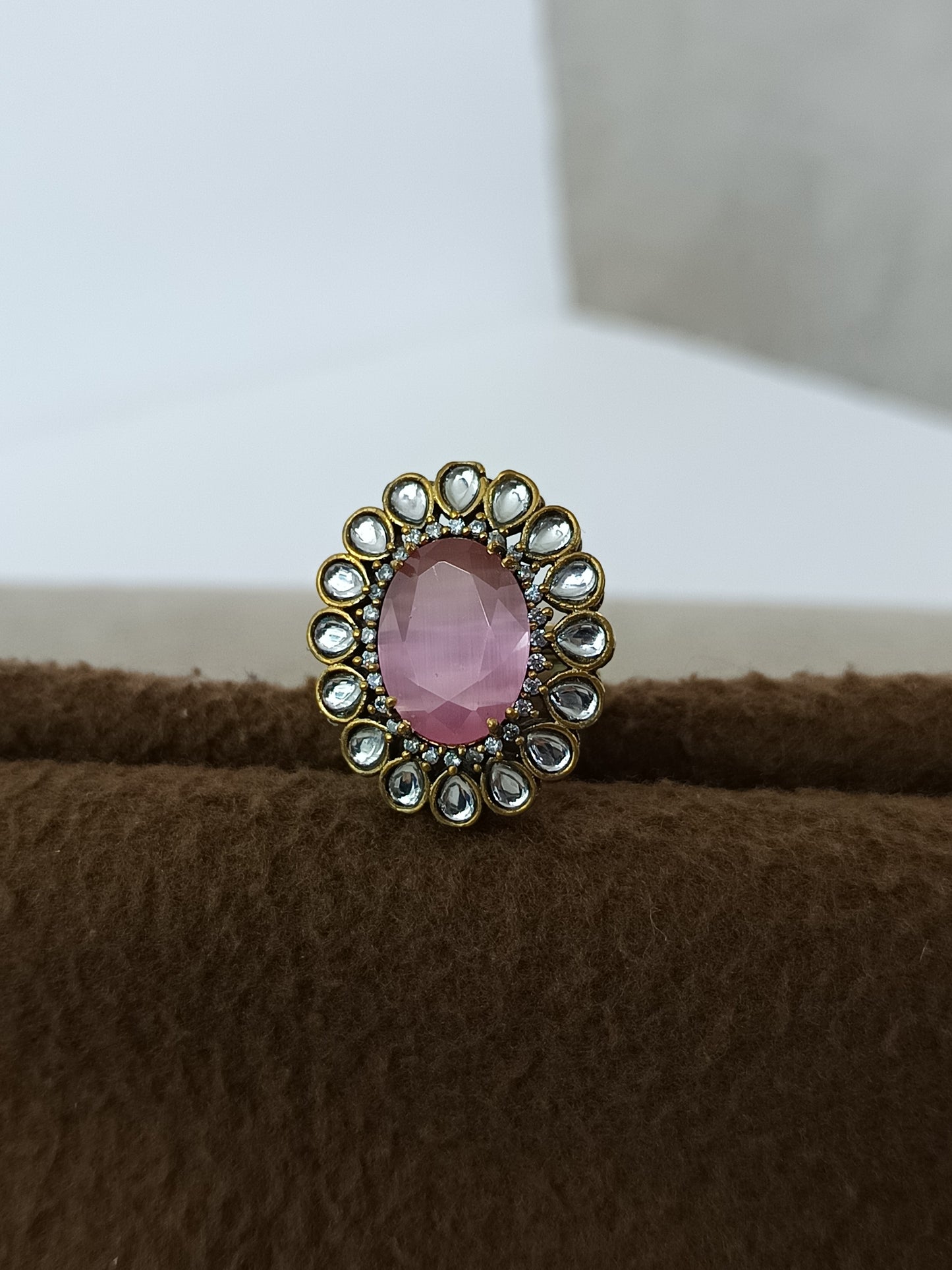 Regal Bloom – Antique Kundan Gemstone Finger Ring