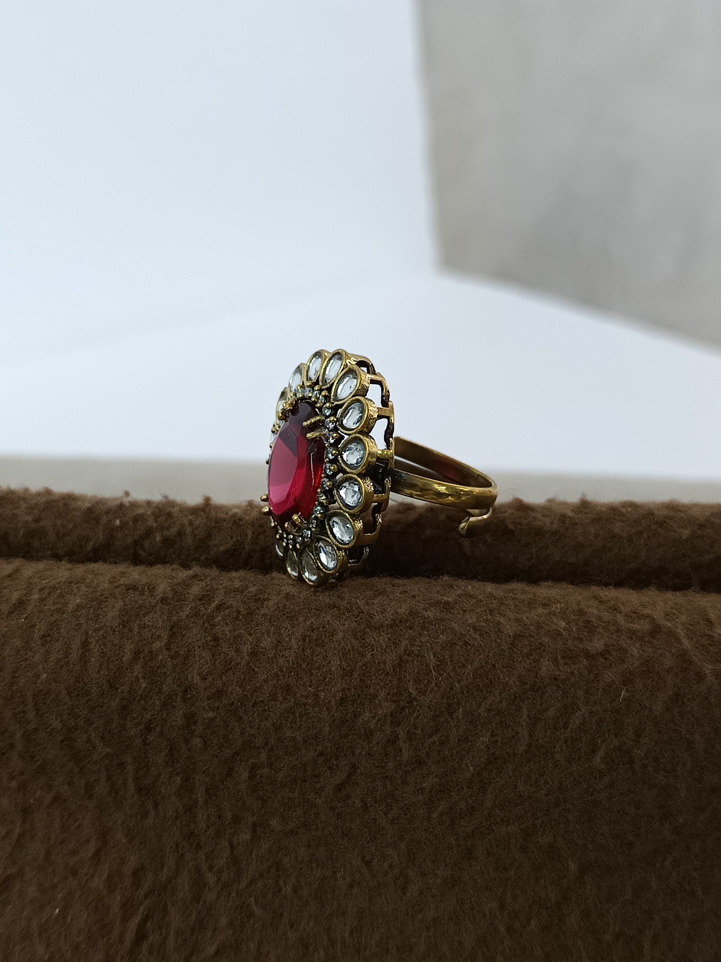 Regal Bloom – Antique Kundan Gemstone Finger Ring