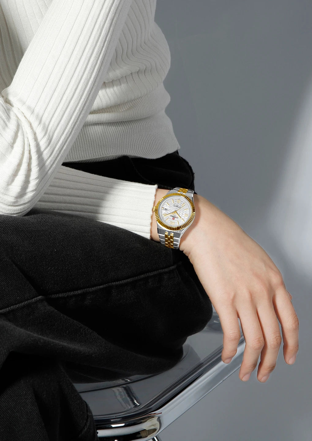 NAVIFORCE NF5079 S-W-G Women’s Analog Watch – Gold & Silver