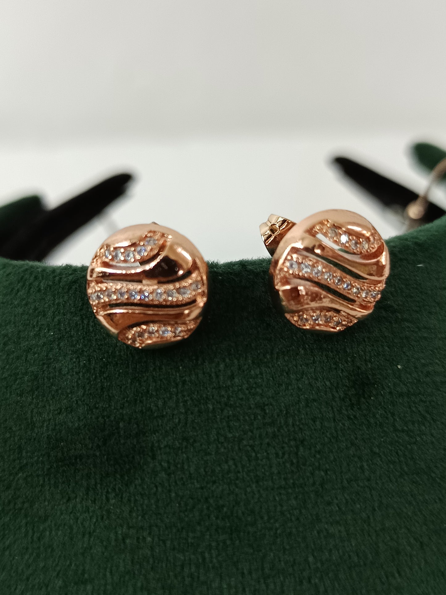 Round Delicate Pendant Rose Gold Necklace Set with Stud Earrings