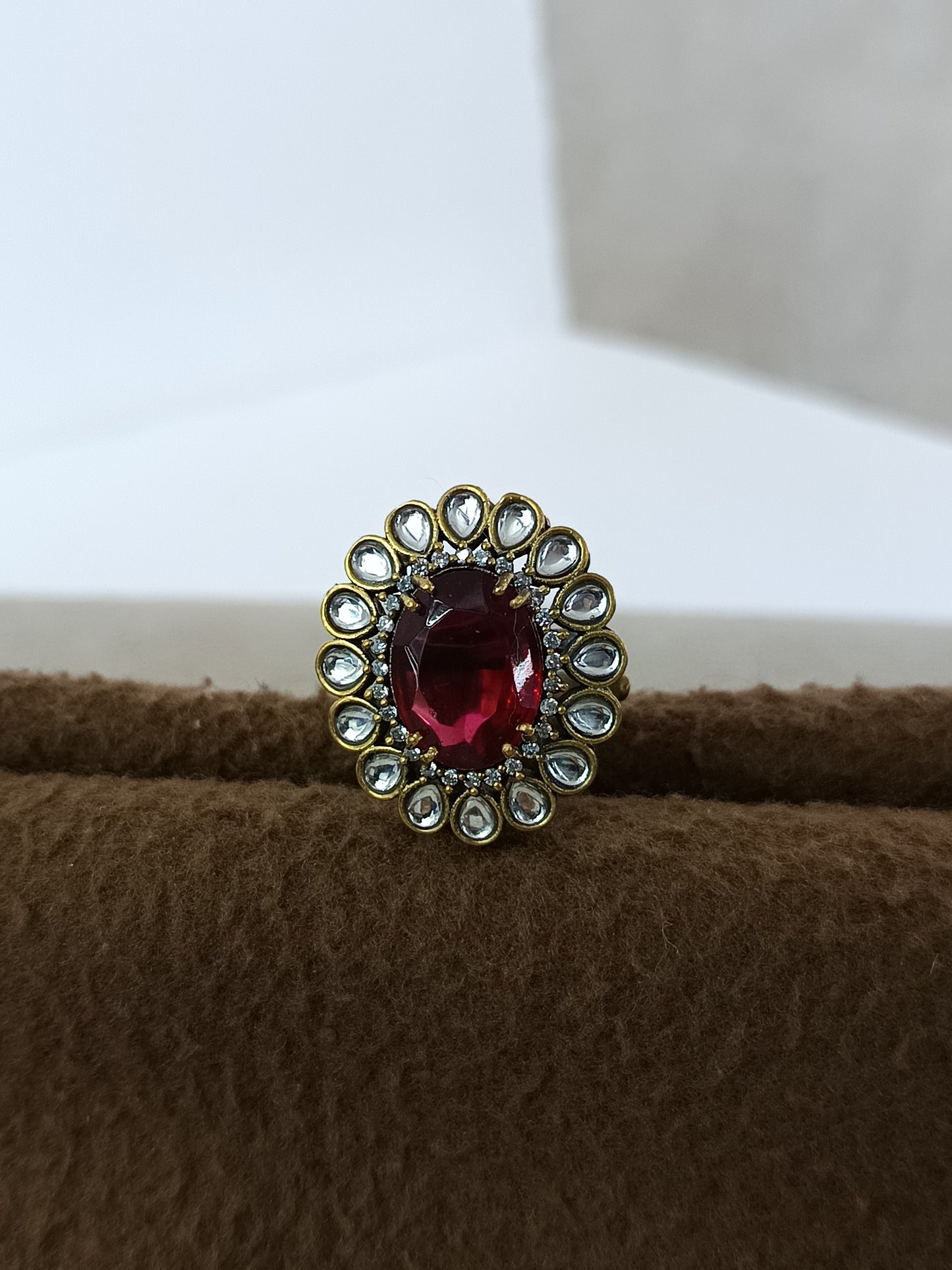 Regal Bloom – Antique Kundan Gemstone Finger Ring