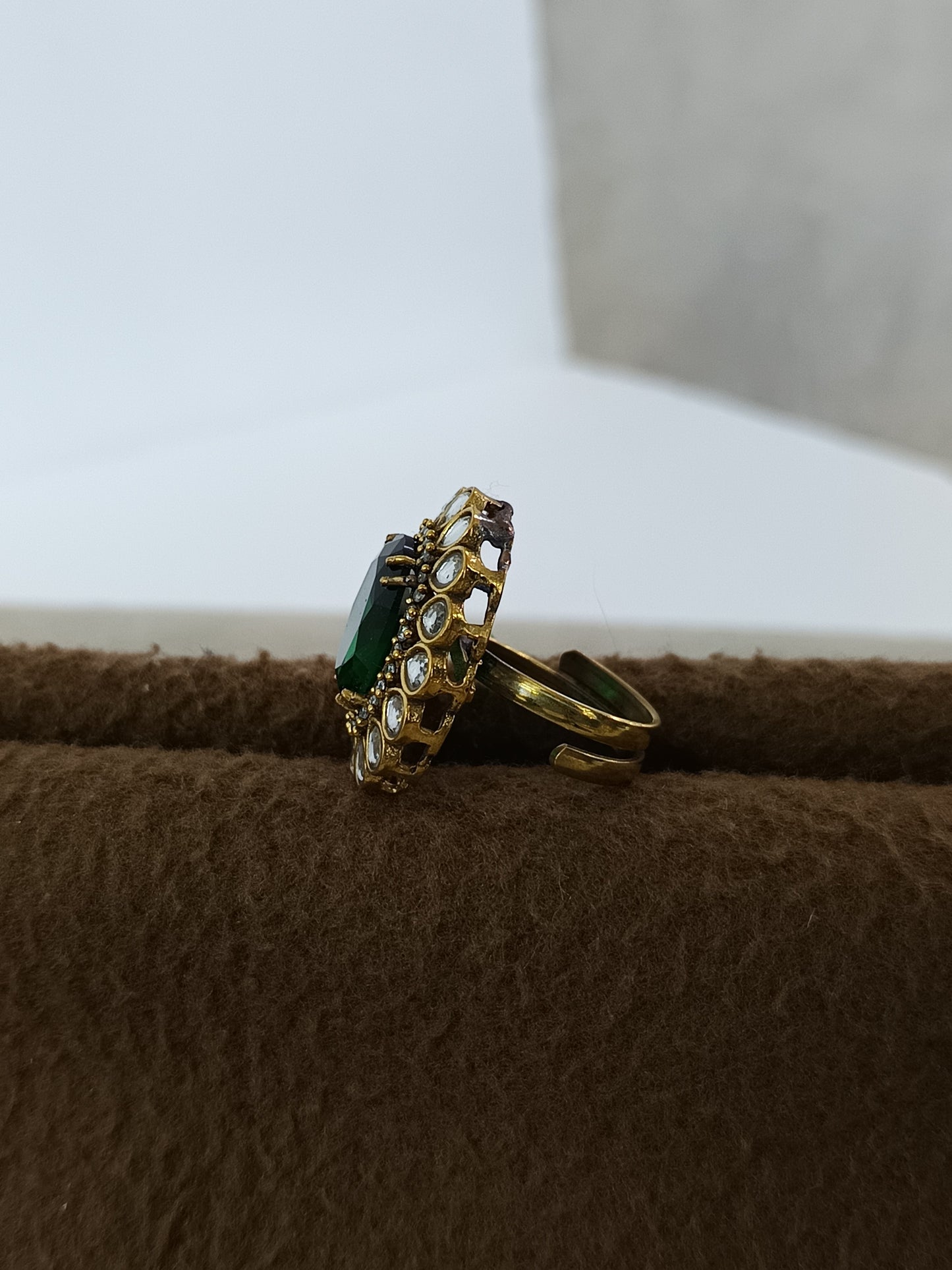 Regal Bloom – Antique Kundan Gemstone Finger Ring