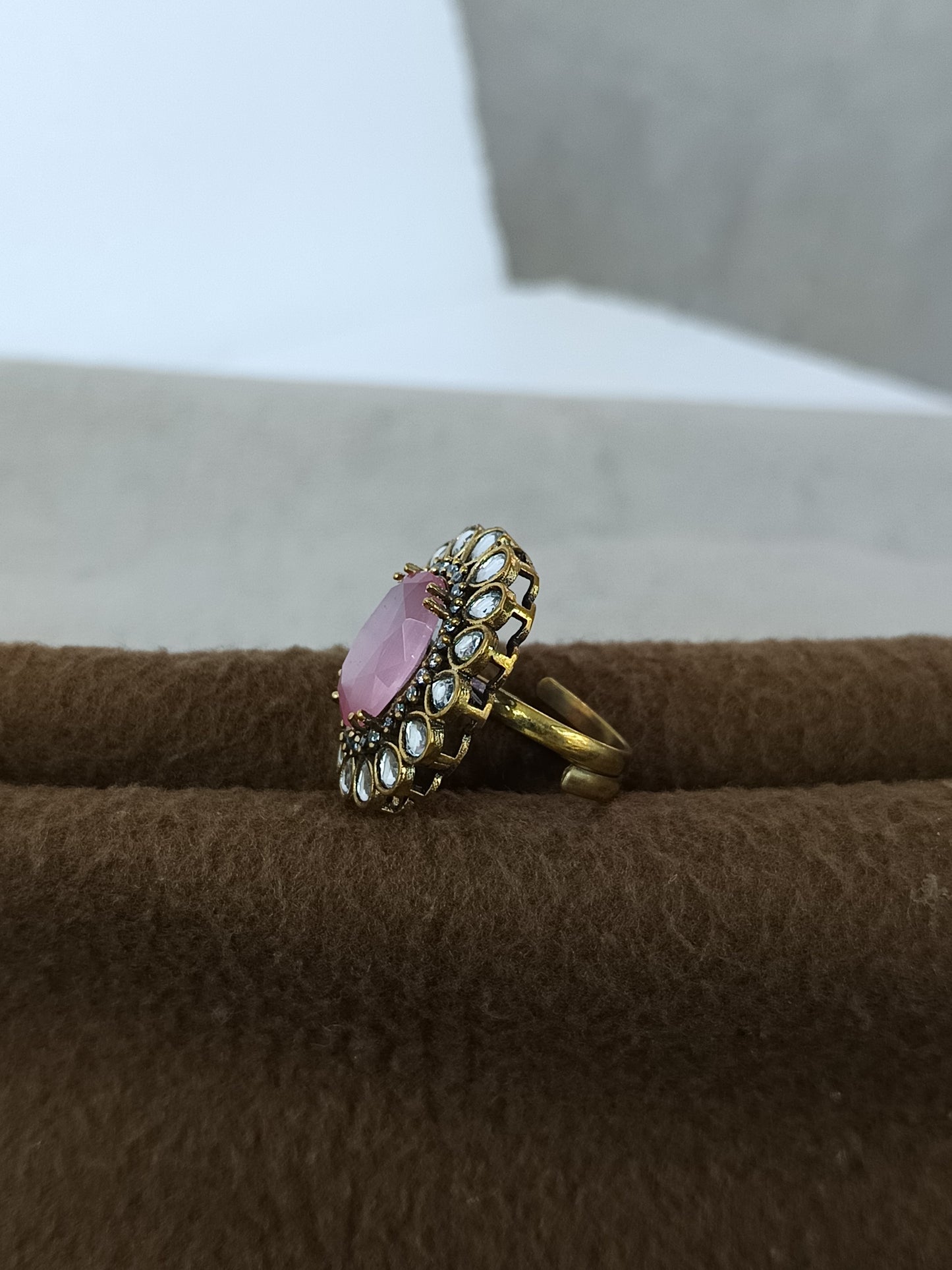Regal Bloom – Antique Kundan Gemstone Finger Ring