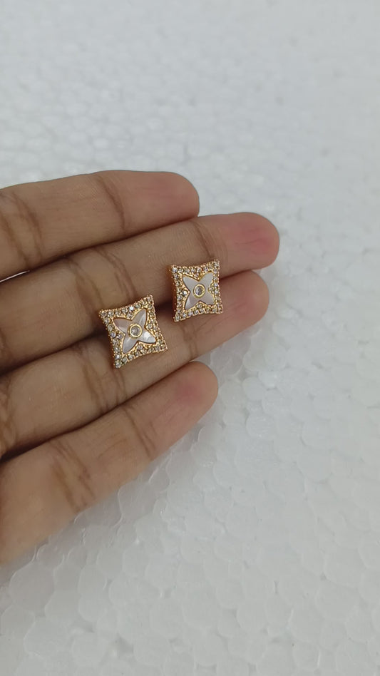 MOP AD Square Ear Tops