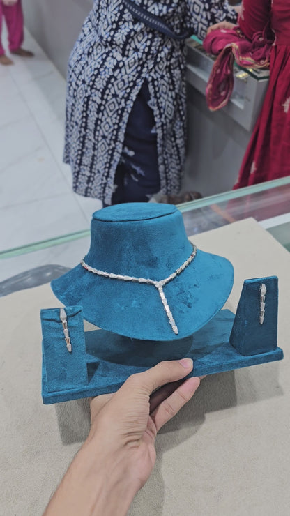 Arrow Luxe V-Chain Necklace Set