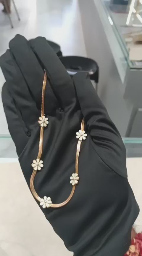 Daisy Sparkle Delicate Chain Flower