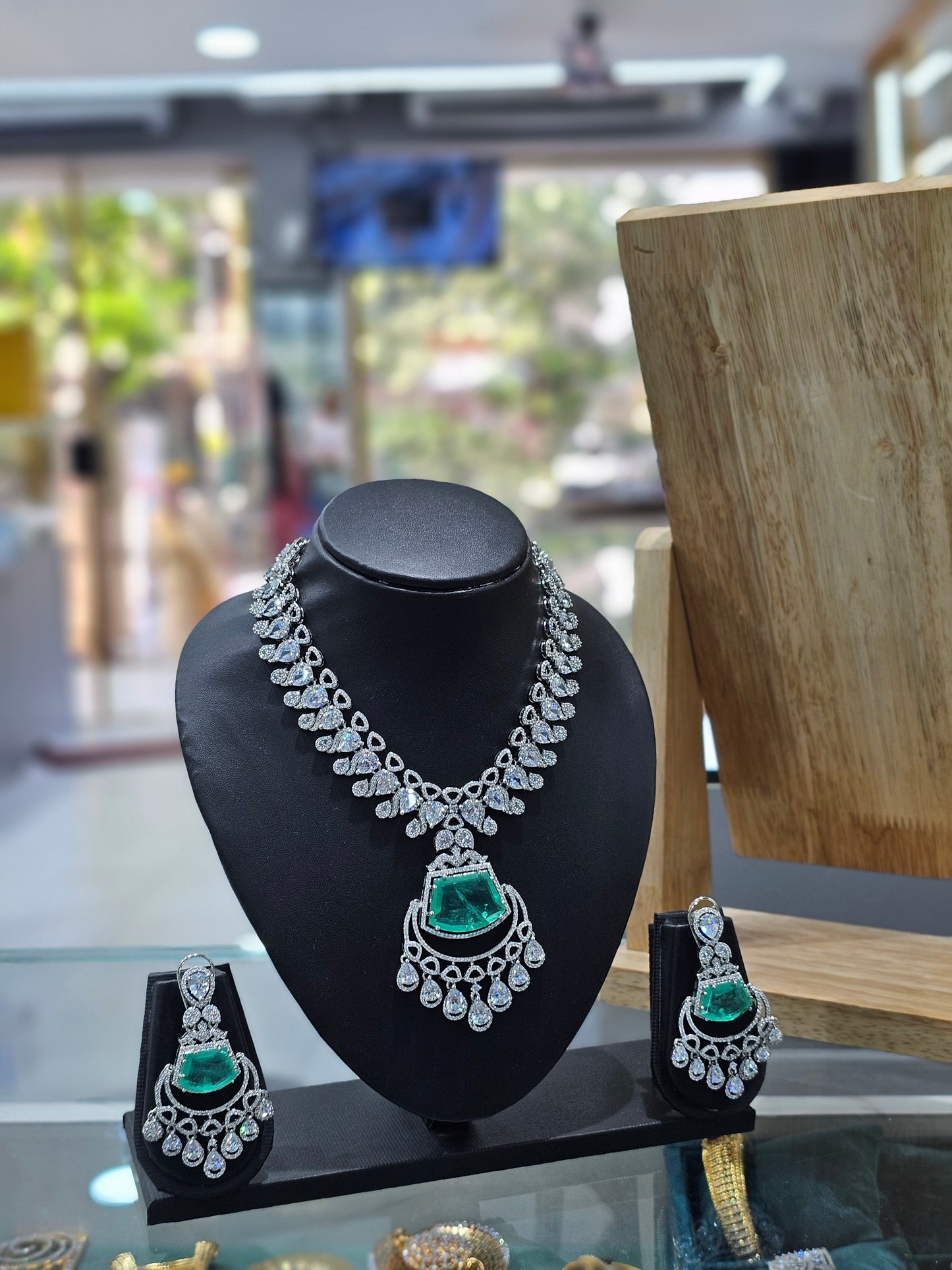 Emerald Royale Necklace Set