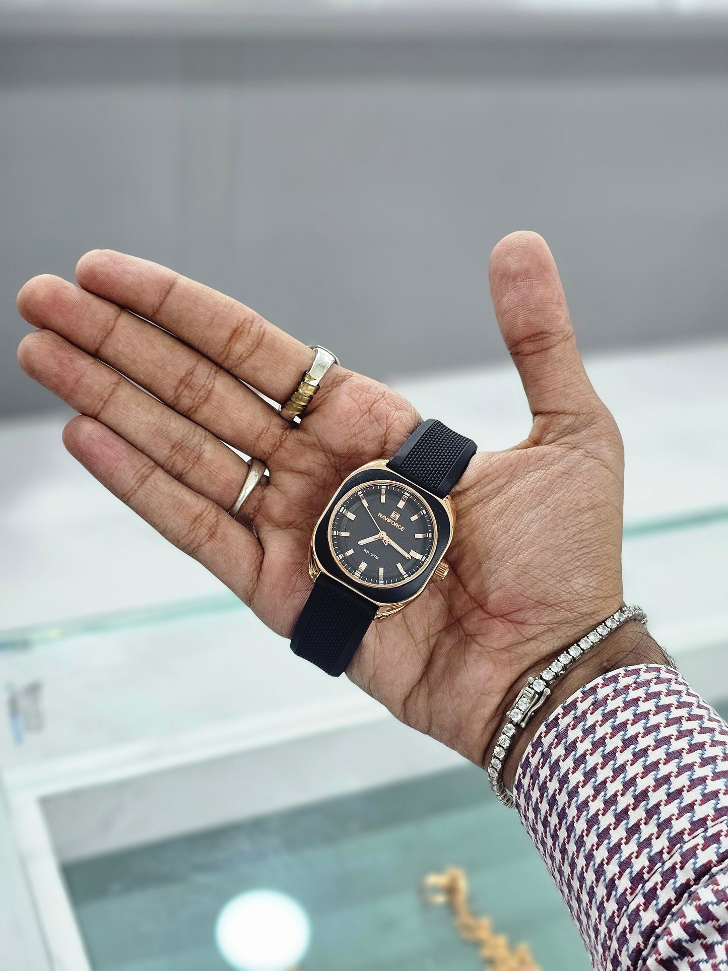 NAVIFORCE Rosegold square case with Round black dial