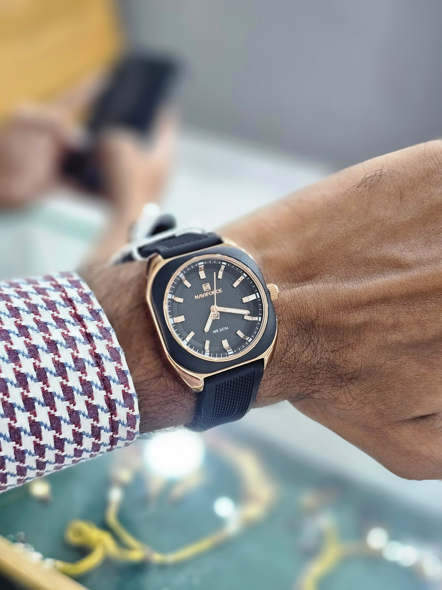 NAVIFORCE Rosegold square case with Round black dial