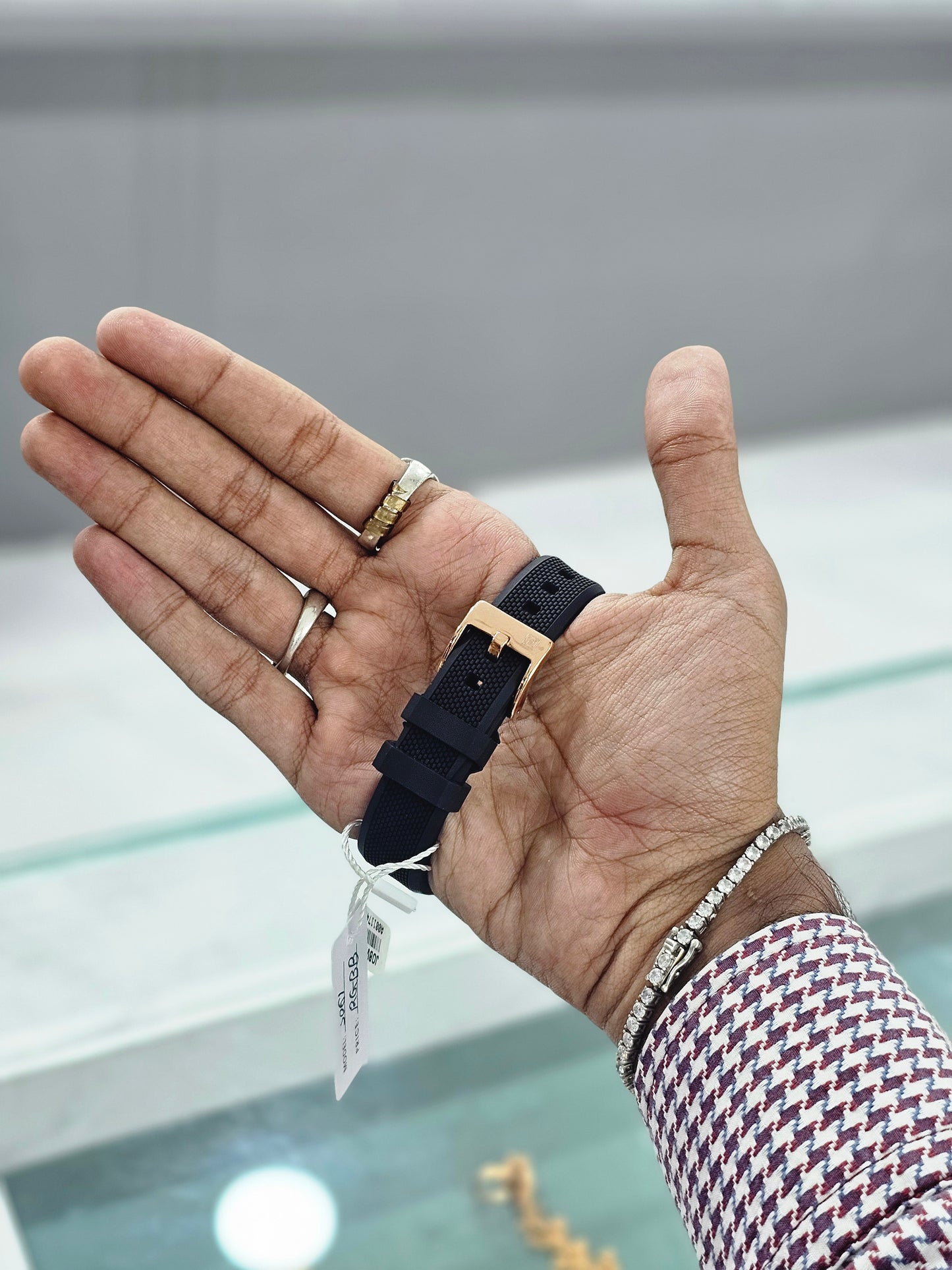 NAVIFORCE Rosegold square case with Round black dial